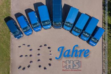 Anlässlich der Jubiläumsfeier wurde eine Teamfoto aus der Vogelperspektive aufgenommen.