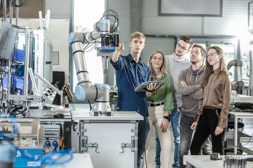 Studierende im Bachelorstudiengang Systems Engineering bei der praktischen Ausbildung.