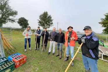 Der Lions-Club Donauwörth engagiert sich seit drei Jahrzehnten im Osterried. Den Einsatz koordinierten Kay Wannick (4. von links), Osterried-Beauftragter des Lions-Clubs Donauwörth, und Roland Scholz (5. von links), langjähriger Naturschutzbetreuer des Landkreises Donau-Ries, jetzt im Ruhestand. 