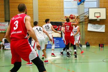 Das Bild zeigt den TSV Nördlingen Basketball Herren l beim Spiel.