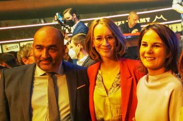 v.l.n.r. Omid Nouripour, Eva Lettenbauer, Annalena Baerbock bei der Verleihung der Politik-Awards in Berlin