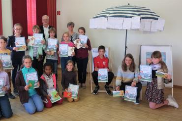 Das Bild zeigt Bürgermeister Karl Rehm und Beate Roger (Leiterin Stadtbücherei) mit den Gewinnern des Leseclubs.