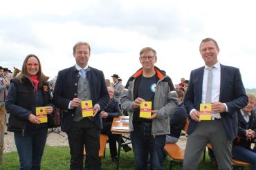 Geopark Ries-Geschäftsführerin Heike Burkhard, Landtagsabgeordneter Wolfgang Fackler, Landrat Stefan Rößle und Bürgermeister Frank Merkt. 