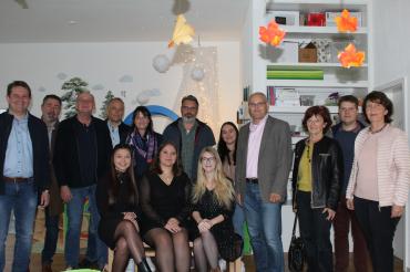 Die Krippenmitarbeiterinnen, die Mitglieder des Gemeinderates und Bürgermeister Martin Paninka freuen sich über die Eröffnung der neuen "Schmetterlingsgruppe" in der Asbach-Bäumenheimer Hauptstraße. 