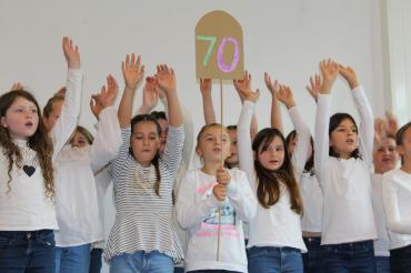 Beim Festakt spielten die Schüler*innen eine ganz besonder Rolle. In ihren Darbietungen gratulieren sie ihrer Schule zum Geburtstag und erinnerten an die Geschichte der Mangold-Schule. 