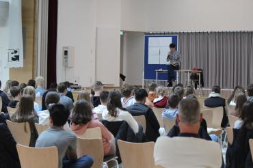 Das Bild zeigt die Autorin bei der Lesung.