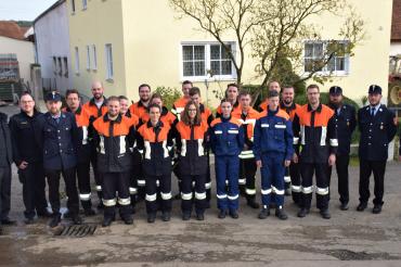 Die 17 Teilnehmer-innen der Feuerwehr absolvierten die Leistungsprüfung erfolgreich.