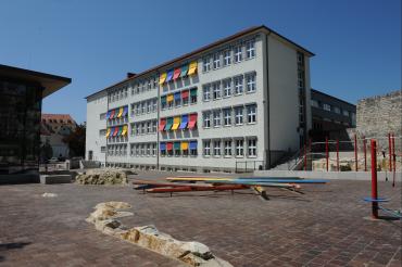 Im Bild ist die Mangoldschule in Donauwörth zu sehen. 