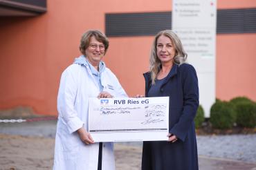 Bei der symbolischen Spendenübergabe vor dem Stiftungskrankenhaus Nördlingen dankte Oberärztin Karolina Meixner der Spenderin Judith Ernst.