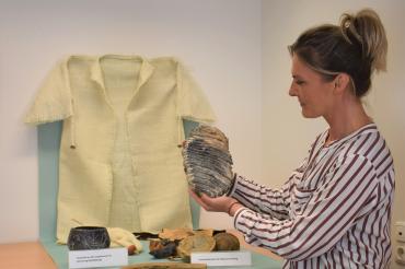 Kristina Wnuk mit dem „Museum im Koffer“