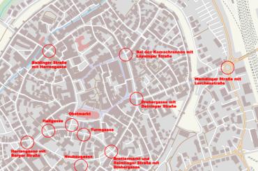 Das Bild zeigt Fahrbahnmarkierungen in Nördlingen