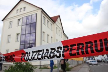 Das Bild zeigt die Polizeiabsperrung vor dem Fundort.