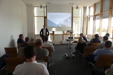 IT-Spezialist Tobias Schiffelholz (Leitung Service & Support Kutzschbach Electronic GmbH & Co. KG) unternahm mit den zahlreichen Teilnehmern einen Ausflug in die Welt der Cyberbedrohungen. 