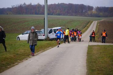 Das Bild zeigt den Sieger des Laufes in Mauren 2021, Andreas Beck, angefeuert von der Trommelgruppe Wemding.