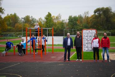 von links:Aktive der Leichtathletik-Abteilung, Bürgermeister Karl Rehm, Christian Meier (4Sellers), Claudia Kleinle (TSV), Herr Amesberger (Kompan)