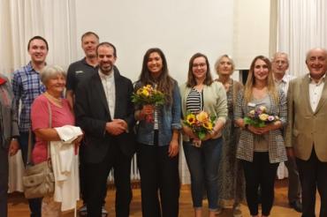 Vorstandschaft und Stadträte zusammen mit den Rednerinnen des Vortragsabends: Peter Blessin, Stadtrat Nicolas Bumba, Luise Brandl, Stadtrat Wolfgang Dittrich, Pfarrvikar Rainer Herteis, Leonie Sorg (VG Wemding), Julia Lux (GesundheitsregionPlus), Monika Nawrath, Bettina Böld (Pflegestützpunkt), Wilhelm Zech, Vereinsvorsitzender Gottfried Hänsel (v.l.n.r.).