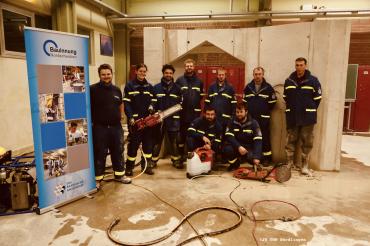 Die THW Helfer vor dem Übungsobjekt in den Ausbildungshallen der Bauinnung Nordschwaben.