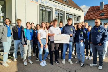 Unser Bild zeigt die Musikerinnen und Musiker mit (Mitte von links) Leni Taglieber und Timo Kienle von der RVB Ries, Jugendvorstand Felix Zimmermann, Jugendvorständin Anna-Lena Schneele und Jugenddirigent Johannes Endmeier. 