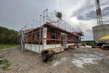 Das Bild zeigt den Rohbau der neuen Rettungswache in Rain. 
