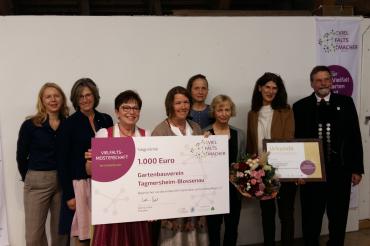 3. Platz bei der Bayerischen Vielfaltsmeisterschaft. Die Vertreterinnen des Gartenbauvereins freuen sich sehr über ihren Erfolg.