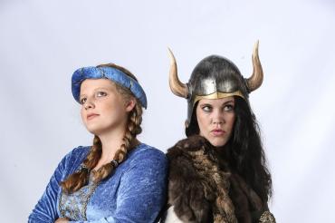 Mareike Tegeler (links) als Kriemhild und Laura Llorada (rechts) als Brunhild. 