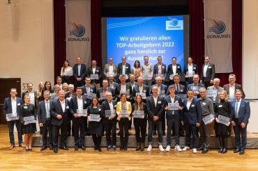 Das Bild zeigt: 32 Unternehmen und Einrichtungen aus dem Landkreis Donau-Ries, welche am 19.10.2022 mit Label TOP-Arbeitgeber DONAURIES ausgezeichnet wurden
