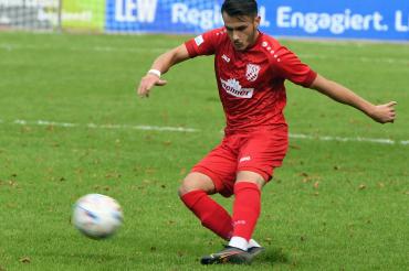 Arif Ekin schießt den Ball