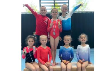 Das Bild zeigt die erfolgreichen jungen Turnerinnen des TSV Monheim.: (hinten stehend v.l.) Marie Dörner, Annie Stöckle, Laurena Langer, (sitzend v.l.) Laura Brendle, Elena Wanner, Emma Bauch, Leilani Gilbert.