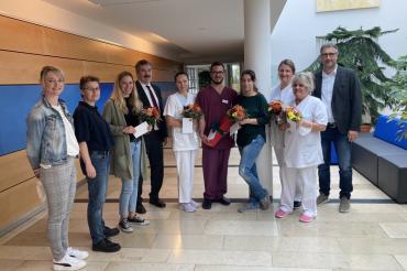 Sieben neu weitergebildete Pflegekräfte.