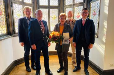 Bei einem Empfang in der Bundesstube des Rathauses gratulierte Oberbürgermeister David Wittner Elisabeth Strauß zu dieser besonderen Auszeichnung. 