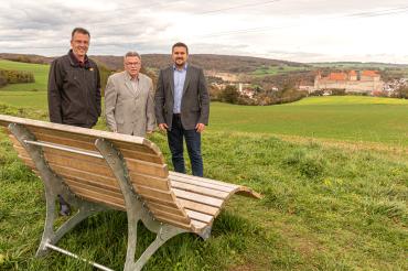 Waldliege zur Erinnerung an das 100-jährige Bestehen des Gartenbauvereins Harburg.
