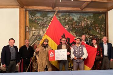 Der „Bettler“ aus den Reihen der Neresheimer Landsknechte brachte sich während des Stadtmauerfestes fleißig in das Festgeschehen ein und sammelte Spenden für die Stiftung „Nördlinger Hilfe in Not“. 