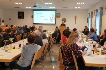 Bildunterschrift Helmut Guckert Ehrenvorsitzender Bezirksverband für Gartenbau und Landespflege am Rednerpult.