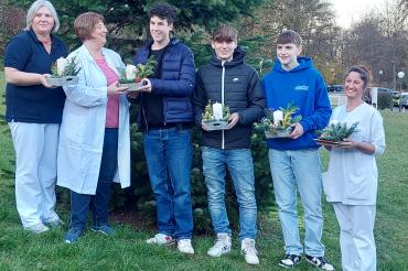 Schüler bei der Übergabe der Gestecke an die Leitung und die Mitarbeiter der Palliativstation.