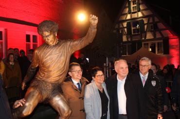 Gerd-Müller-Statue Enthüllung