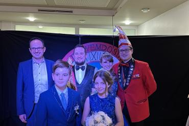 Die Prinzenpaare der Wemdosia 2022 mit Wemdings Bürgemeister Dr. Martin Drechsler und Wemdosia Präsident Manuel Maindok.