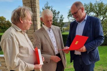 Günther Schiele, der Jubilar Gerhard Maresch und Georg Wiedemann bei der Urkunden Übergabe.