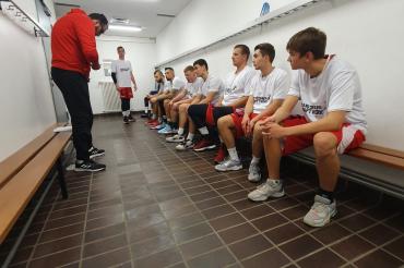 Das Bild zeigt die Spieler in der Kabine.