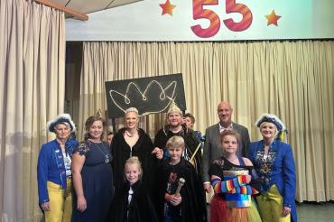 Das Bild zeigt Die Prinzenpaare des CCBH mit Präsidentin Nadine Strauß (zweite von links) und Bürgermeister Harald Müller.