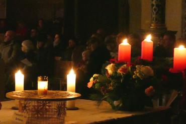 Der Adventskranz und das Friedenslicht aus Bethlehem in St. Georg.