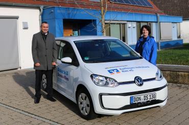  Bernd Mielich (Raiffeisen-Volksbank Ries) und Pflegedienstleiterin Hedwig Stimpfle (Diakonie Donau-Ries, Diakoniestation Nördlingen).