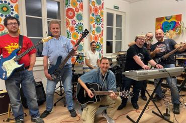 Die Band "Jumping jack" probt für ihr Jubiläumskonzert am 19. November. Das Bild zeigt von links Markus Huter, Heiko Proksch, Ralf Oswald, Stefan Feldmeier (Schlagzeug), Tobias Wonder, Karl Hermann Rummel, Markus Dlouhy. 