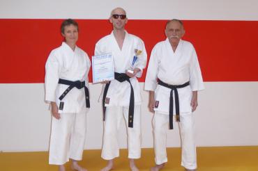 Das Foto zeigt Rene Steinhübel (Mitte) mit den Trainern Monika Schenk (l.) und Lothar Kreutner (r.)