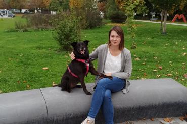 Im Bild ist Sonja Gerstmayer mit ihrer Hündin Smiley zu sehen.