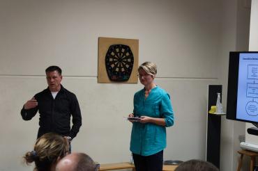 Das Bild zeigt Sascha Vetter (links) und Regina Essig (rechts). 