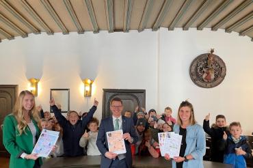 Schüler der 4b der Hans-Schäufelin-Grundschule überreichten Oberbürgermeister David Wittner ihre Steckbriefe für Grundschulkinder der Henschke Primary Catholic School in Nördlingens Partnerstadt Wagga Wagga in Australien.