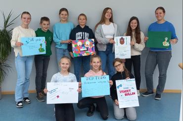 THGler sammeln Brillen für sehhilfebedürftige Menschen.