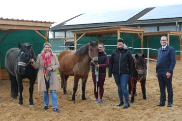 Alle Beteiligten freuen sich über die neuen Unterstände für die Schulungspferde.