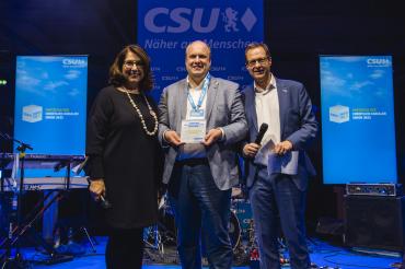 Auf dem Foto von links nach rechts: stellv. Generalsekretärin Tanja Schorer-Dremel, Stadtrat und Ortsvorsitzender Konrad Müller und Generalsekretär Dr. Martin Huber.