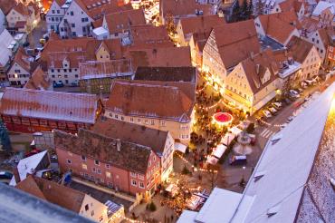 Das Bild zeigt den Romantischen Weihnachtsmarkt in Nördlingen aus der Vogelperspektive. 